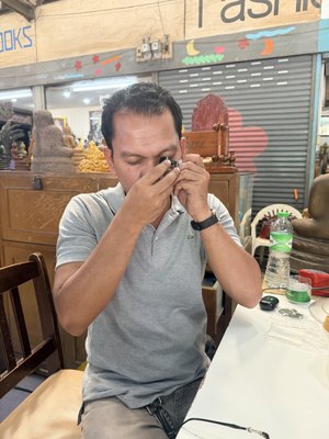 คุณน้องกำลังดูรายละเอียดพระเครื่อง